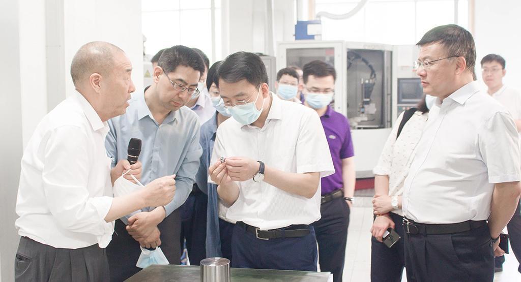 Ông Trần Khắc Long, Giám đốc Cục Công nghiệp Nguyên liệu Bộ Công Thương cùng các quan chức khác đến thăm và khảo sát Trung Châu